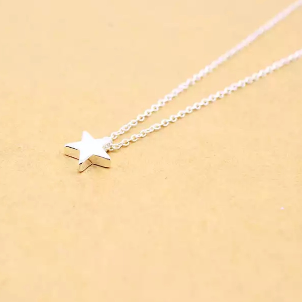 💫 Dainty Silver Star Choker Necklace - Picture 3 of 7